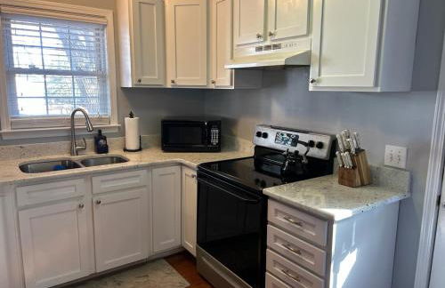 Under the Oaks, A Downtown Hidden Gem - Foto 38