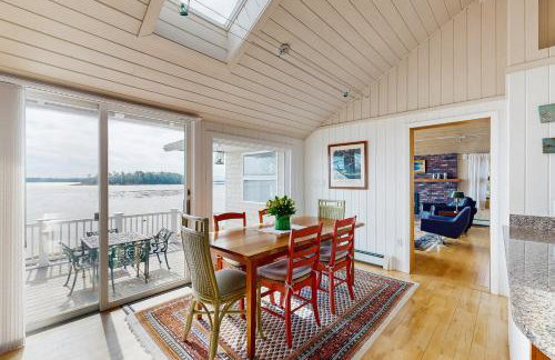 By the Sea - Foto 10