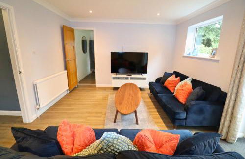 Spacious 5-Bedroom Home with Large Garden in Egham - Foto 1