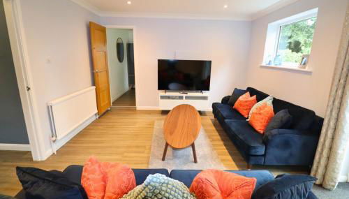 Spacious 5-Bedroom Home with Large Garden in Egham - Foto 1