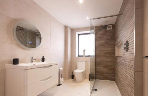 Luxury 4BDR House By Torr Property Group Short Lets & Serviced Accommodation With Free Gated Secure Parking & Private Patio Garden Liverpool - Foto 56