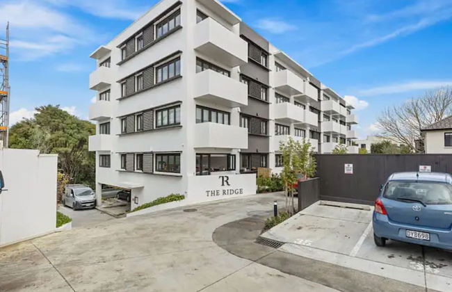 Convenient Modern 2-Bedroom Unit With Free Parking - Photo 7