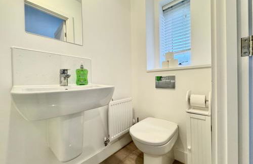 Stylish 2 Bedroom Home Near Lake with Free Parking & Garden - Photo 21