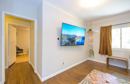 Charming and Cozy 1 Bedroom 1 Bathroom Guest Suite in Silverlake - Foto 13