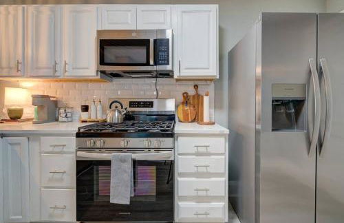 Stylish home Garage Walk to Lake Minutes from Airport - Foto 10