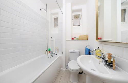 50 meters to the metro - Foto 20