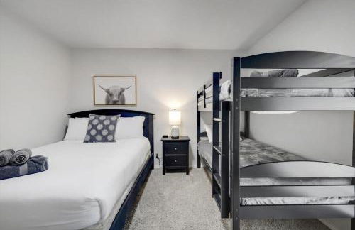 Highland Village - 4BR w Backyard Pool Oasis - Foto 26