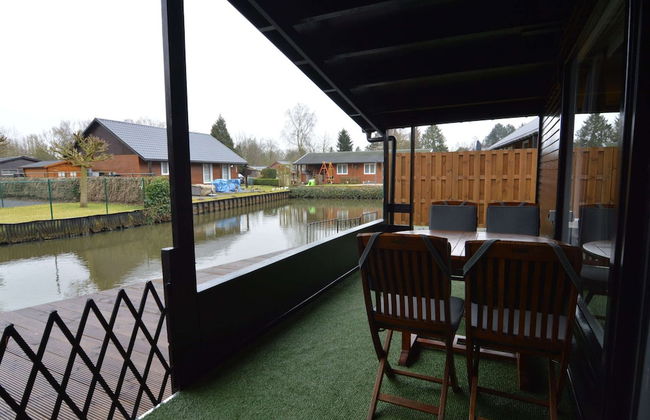 Modern Waterfront Chalet - Photo 29