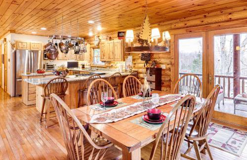 Spacious Log Home with 13 Acres, Ponds and Fire Pit! - Foto 6