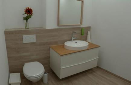 Eleonoras Ferienwohnung in Würzburg Stadt mit Terrasse und eigenen Parkplätzen vor der Tür, für große Gruppen bis zu 13 Personen geeignet - Foto 12