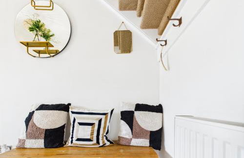 5-Bed Retreat with Hot Tub, Garden & Relaxing Views - Foto 21