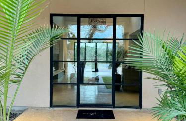 Upscale Modern Hill Country Home! Has it ALL! - Foto 3