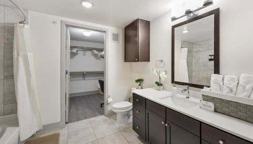 Chill & Tone 1BR Frisco King & Sofa, Gym & Pool - Foto 4, towels, Shower