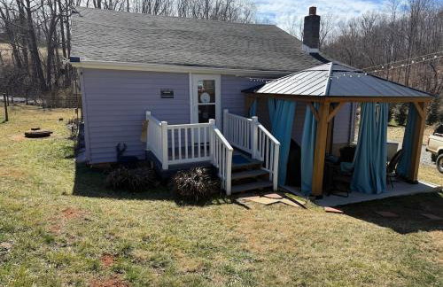 Giggling Creek Cottage - BedJet! King Sized! Gazebo, 45 Acres, Arcades, Nintendo, more - Foto 2