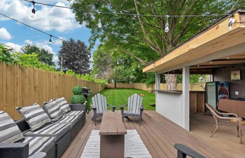 Charming Family Saratoga Home Walk to Track & Downtown - Photo 1