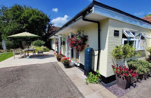 The Nook located in a beautiful garden setting with parking - Foto 24