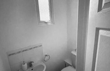 Wolverhampton 3-Bed Home Garden 4 Beds Parking for 2 Vans Ideal for Contractors, NHS & Long Stays Near M6, Walsall & City Centre - Foto 19