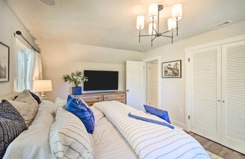 Chic Lake House with Furnished Deck and Hot Tub! - Foto 15