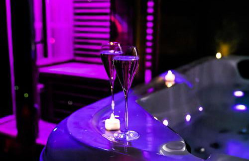 Love room jacuzzi La Villa Des Charmes - Photo 10