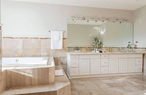 8BR Luxury Retreat with Hot Tub, Games, & Fire Pit - Foto 65