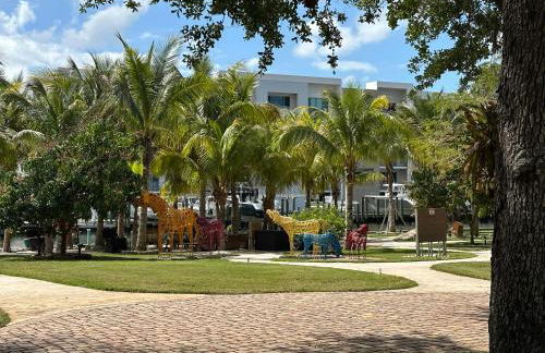 Luxury 2 Bed 2 Bath Waterfront Condo with Patio Sunsets Gym and Parking - Foto 61