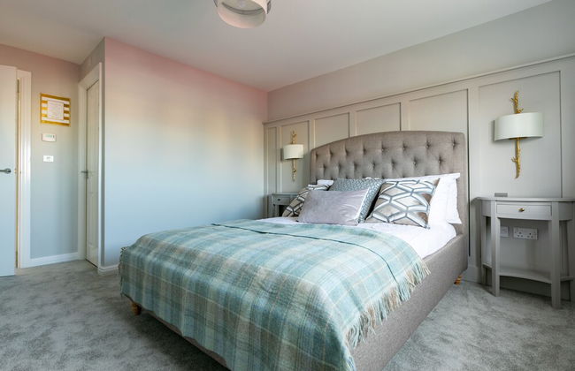 4 Bedroom Detached House 5mins Walk to Shopping Village - Photo 6