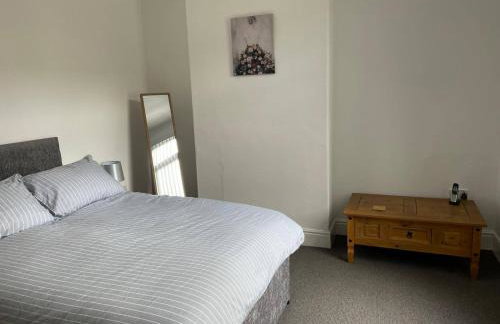 The Lawrence, Redcar - 2 Bedroom Victorian House - Free On-Street Permit Parking, Fast Wifi, Virgin TV - Perfect for Contractors, Families and Couples - Foto 20