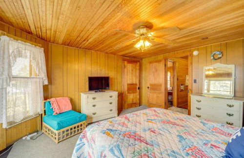 Waterfront Alanson Cottage with Dock and Lake Access! - Foto 12