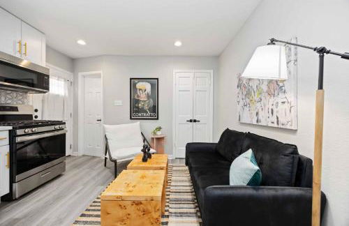 Steps from the Best of the Heights-Modern Comfort! - Foto 9