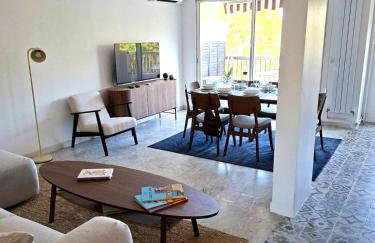 Elegant and comfortable 3 room, beach & transport within walking distance - Photo 1