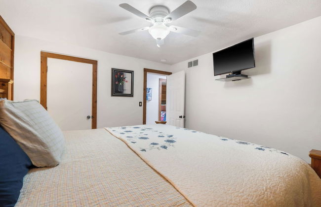 The Cozy Cottage Getaway - Private Pool & Hot Tub - Photo 6