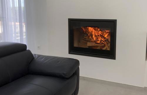 Modern 4 bedroom villa, air-conditioning, swimming pool, private gardens - Photo 30