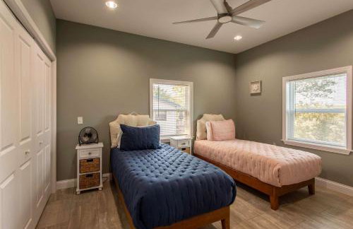 3BR House By Lake with BBQ Fire Pit & EV Charger - Foto 24