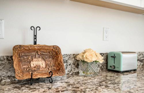 Spacious 5BR Getaway w Game Room & Modern Comfort - Photo 21