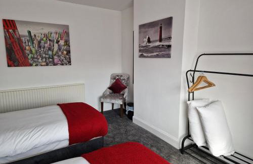 Stylish 4BR House, Sleeps 7, High-Speed Wi-Fi, Long Stay Friendly - Foto 68