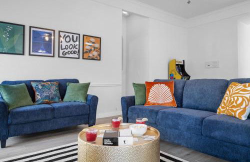 NEW! Stylish Home Arcade & Fireplace Sleeps 10 - Foto 25