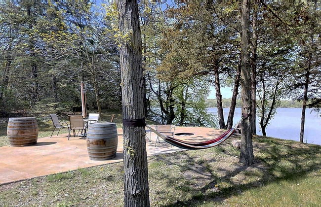 Lakefront Hideaway - Foto 34