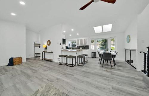 HUGE Modern Family Home- Modern, Fully Stocked, Weekly Savings - Foto 12