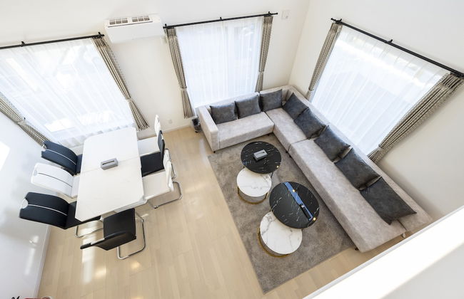 THE LUNA LOUNGE - Photo 76