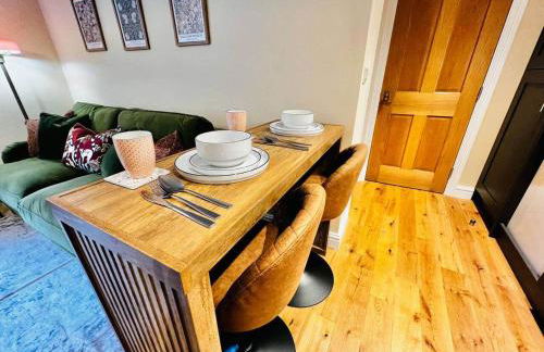 Elegant Hayfield Escape - Heart of Peak District - Photo 18