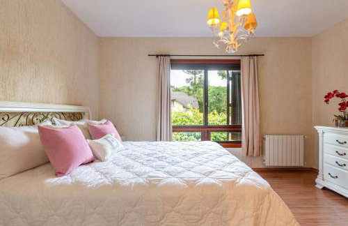 Linda casa em Canela - Jardim, Lareira e Conforto! - Foto 17