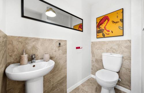 Stylish 3BR Home - Sleeps 7 - 15 Min to City Centre, Parking Garden & Fast Wi-Fi - Foto 32