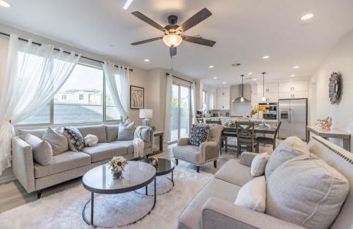 #Marbella Lane - Elegant 5BR Home Rancho Mission - Photo 4