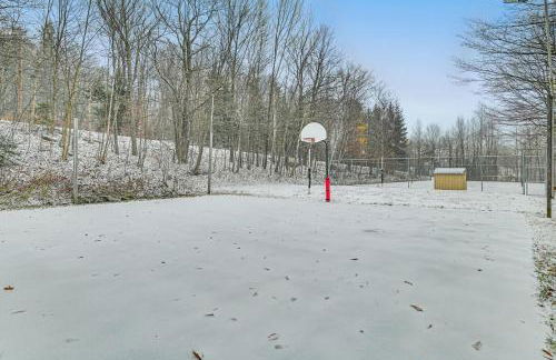 8 Mi to Mt Snow Cozy Bear Cabin with Hot Tub! - Foto 29