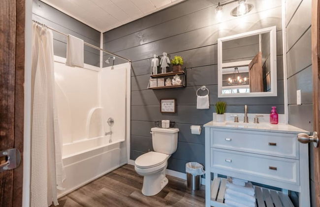 Romantic Cabin Retreat By Ghosal Luxury Lodging - Photo 17