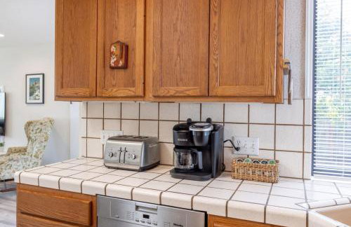 Quaint and Charming 4BR Tranquil Palo Alto Retreat - Photo 14