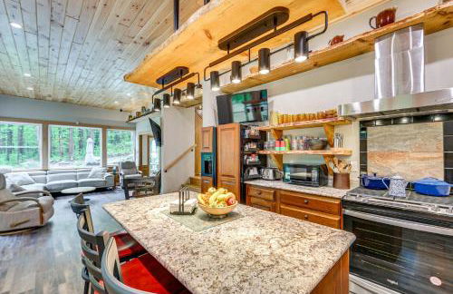 10 Mi to Mtn Resort Normalville Cabin with Balcony! - Foto 8