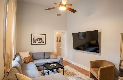 Remodeled Modern Home - private backyard & games! - Foto 6