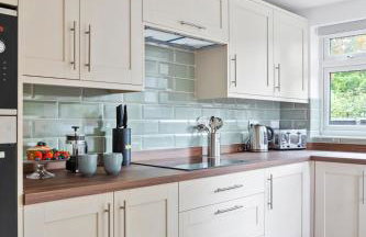 Woking -Garden Driveway Parking 4Bed - Photo 2