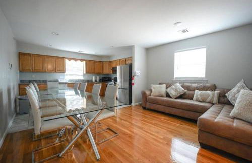 Newark Liberty Brick House - Private Bedroom 1 - Foto 51